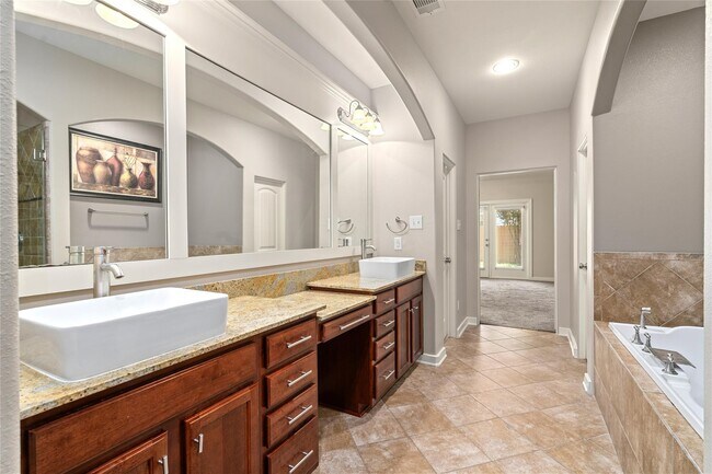 Photo - 6039 Yale St