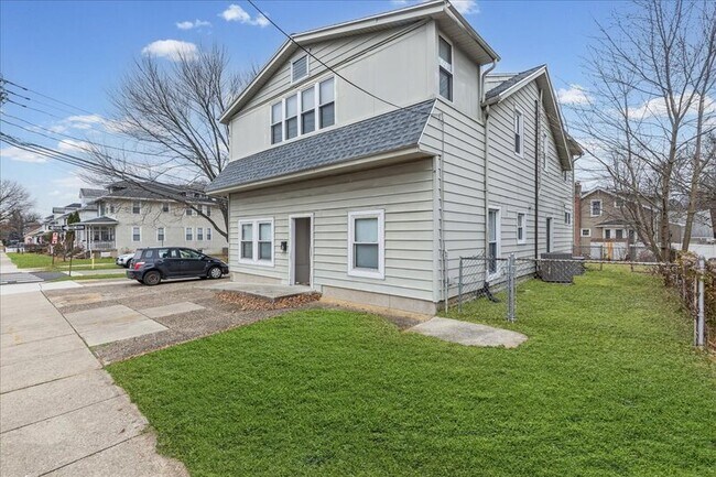 Photo - 127 E Pine St