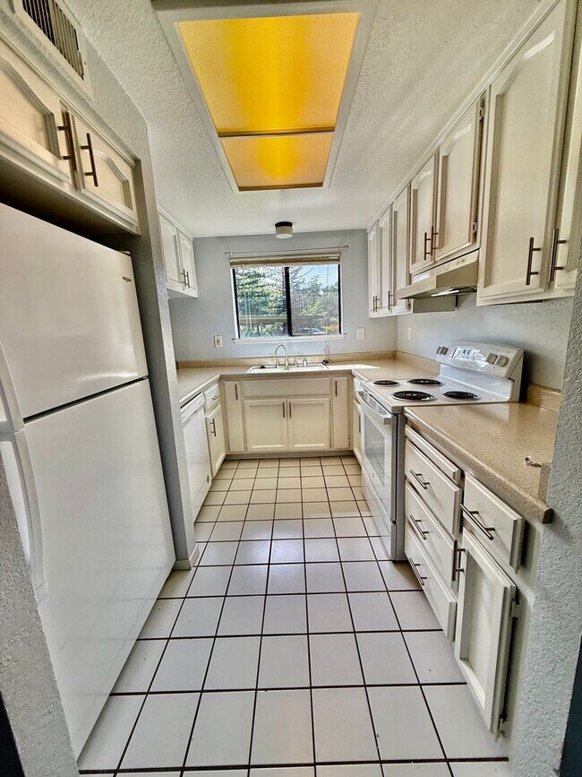 Photo - great condo in roseville available now Unit Condo