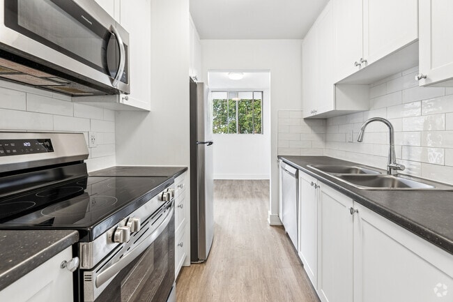 2BR, 1BA - 898SF - Kitchen