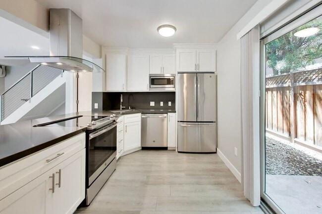 Building Photo - 1662 Hollenbeck Ave Unit 15