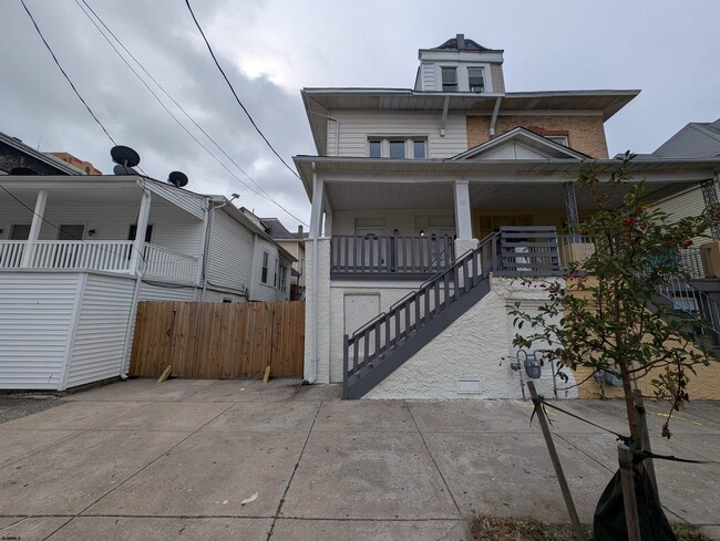 Building Photo - 16 N Iowa Ave Unit 4