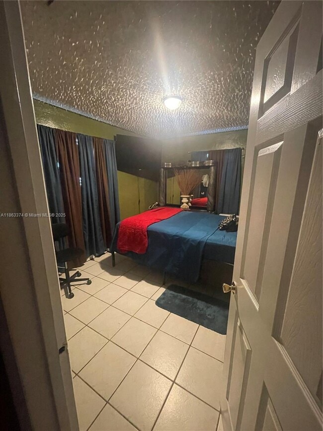 Building Photo - 18611 NW 10th Ave Unit 2 Rental