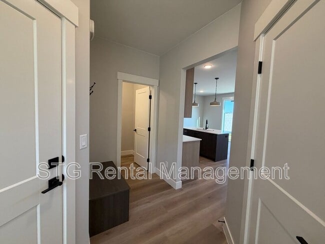Photo - 618 Hemsworth Ln