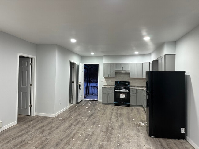 Photo - 533 W State St