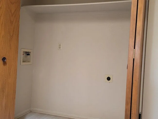 Photo - 1247 Holland Park Blvd