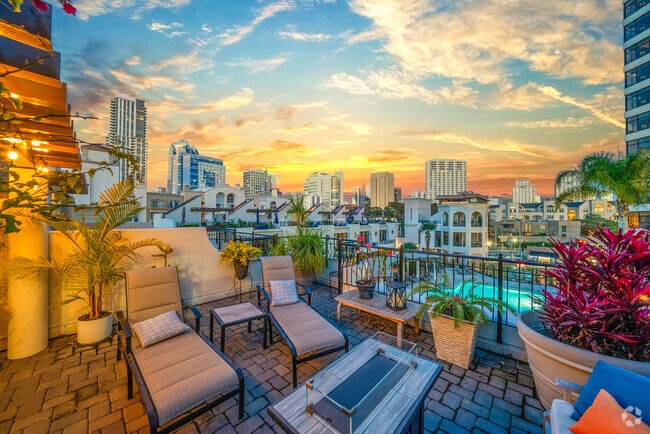 Building Photo - 700 W Harbor Dr Unit TH5 Rental