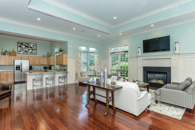 MEET UP WITH NEIGHBORS IN THE RESIDENT LOUNGE - Vintage at the Grove