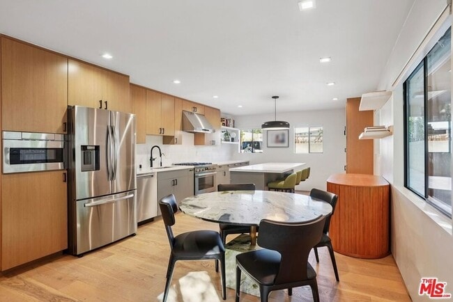 Photo - 838 N Mansfield Ave Unidad 102