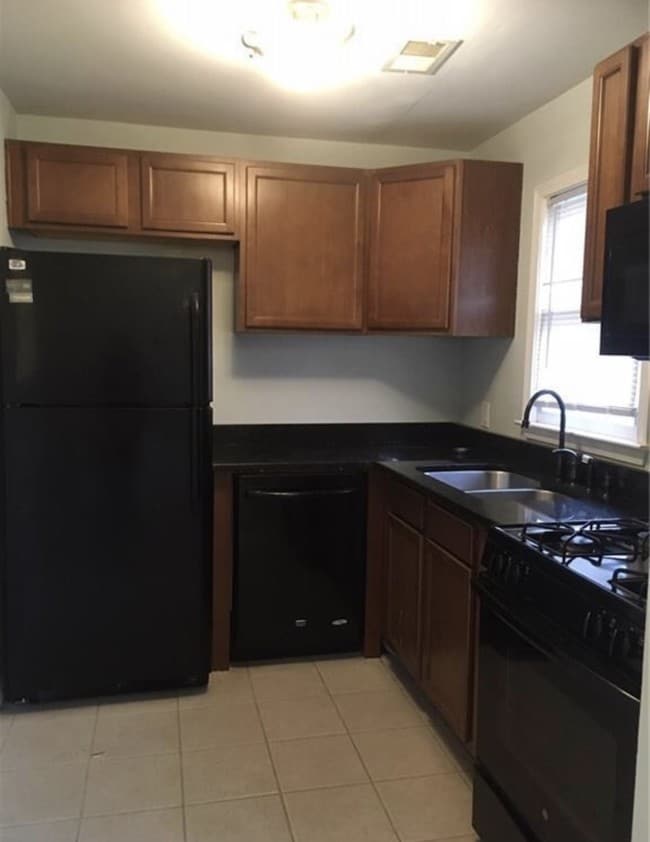 Kitchen - 592 Spencer St NW