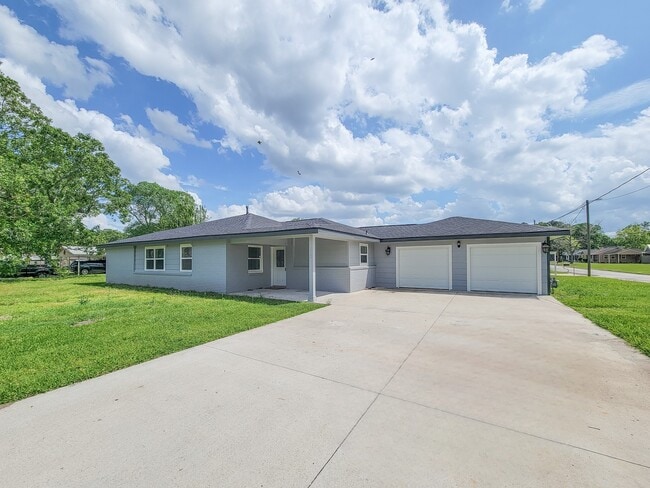 Building Photo - 3304 Lincoln St