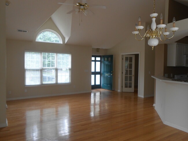 Building Photo - Fantastic 3 BR House w/ Inviting Floor Plan in Kernodle/NW School District