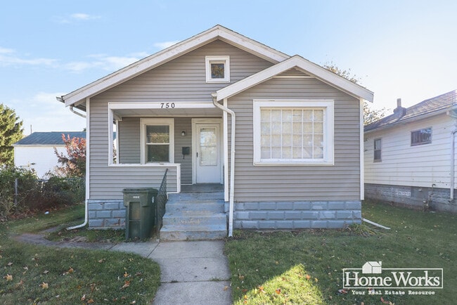 Building Photo - Adorable 2 Bedroom Home