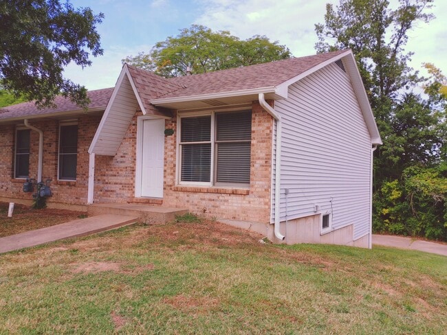 Photo - 1121 S Roseta Ave