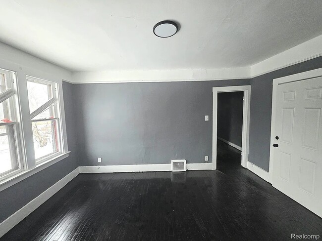 Photo - 2676 Sturtevant St