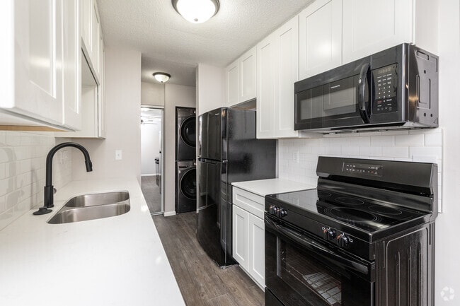 1BR, 1BA - 620SF - Kitchen