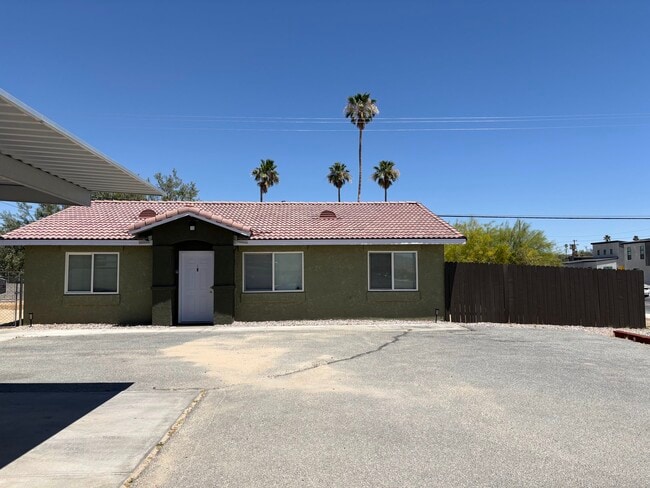Building Photo - 73538 Sun Valley Dr Unit 4