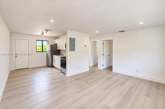 1949 Riverside Dr