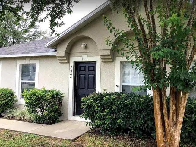 Entrada de la puerta principal - 1628 Myrtle Lake Ave