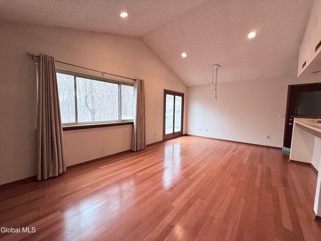 Photo - 208 Yorktown Dr