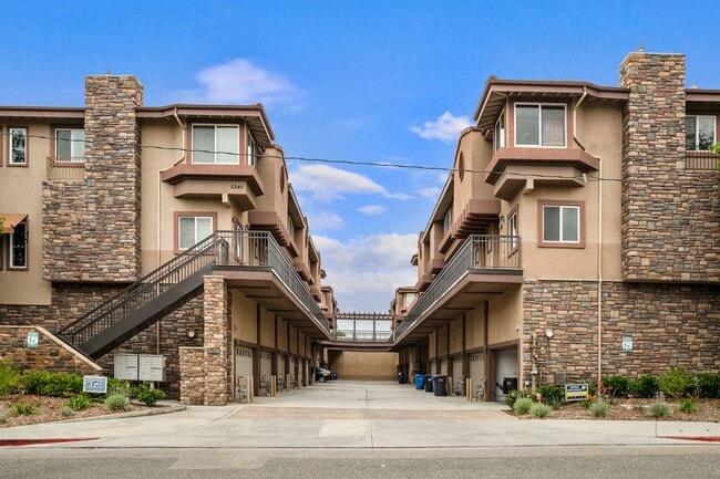 Building Photo - 5241 Colodny Dr Unit 103 Rental