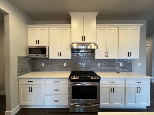 Photo - Beautiful and Newer 4 Bedroom 2.5 Bathroom Craftsman attached House close to the Columbia River! ...