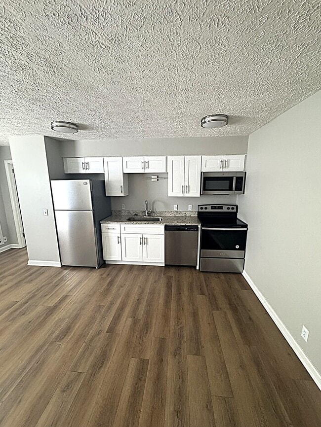 Building Photo - 1059 Woods Ferry Rd Unit Apartment 6