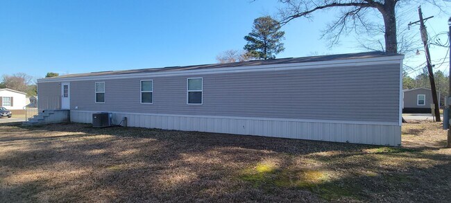 Photo - Very nice 3 bedroom/2 bath mobile home in ... Unit Willow Oak 101