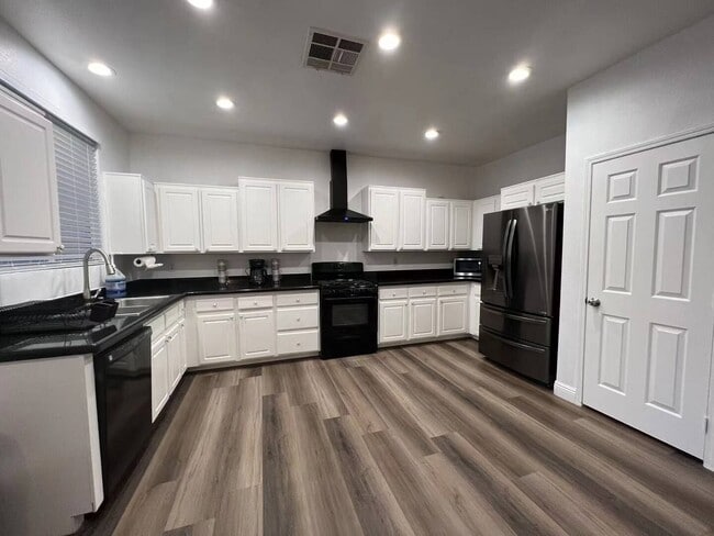 Photo - Beautiful 4 Bedroom 2 Bathroom Pool House in South West