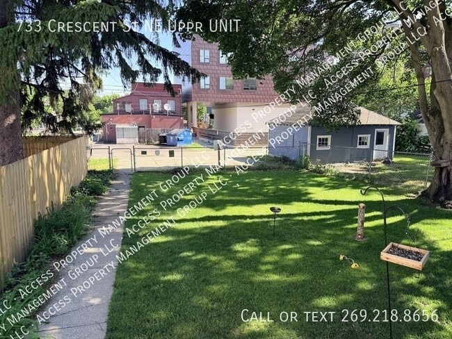 Photo - 733 Crescent St NE