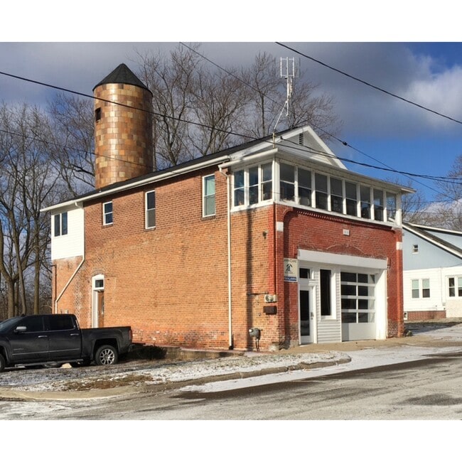Building Photo - 115 N Maple St Unit Firehouse  Upstairs