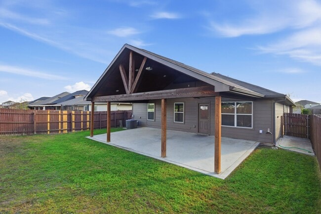 Building Photo - Four Bedroom Home in Manor