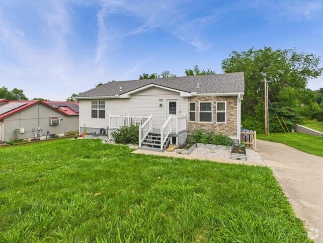 Building Photo - 904 Summit Rd Rental