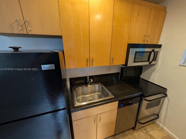Building Photo - 728 NE 13th Ct Unit 11 Rental