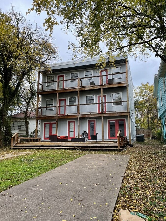 4 Bedroom Duplex Near Medical District - 4 Bedroom Duplex Near Medical District
