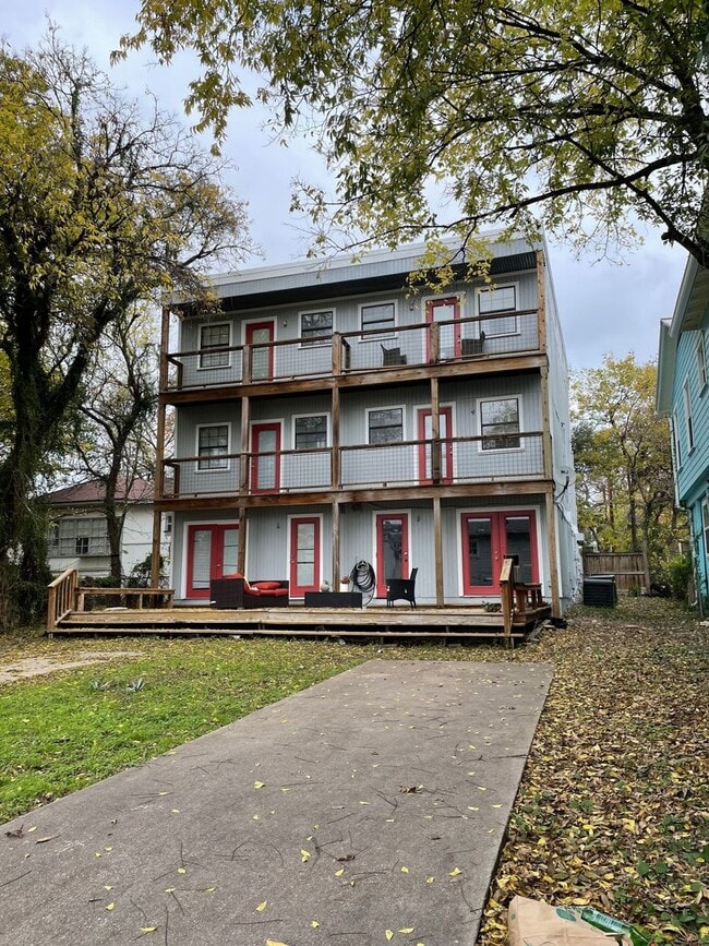 Building Photo - 4 Bedroom Duplex Near Medical District