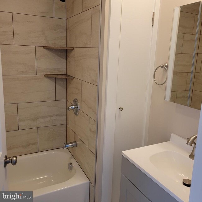 Photo - 24 E 3rd St Unidad 5