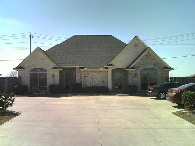 Building Photo - 3/3 duplex with washer/dryer and fenced yard!!