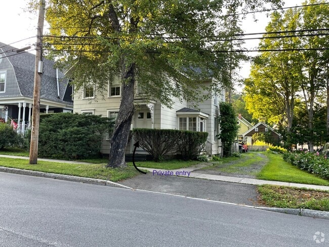 Unit 2 private entry - 24 Leatherstocking St Rental