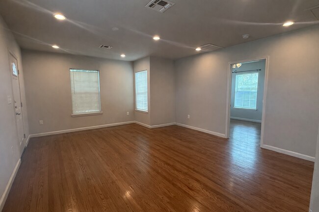 Photo - Newly renovated 3 bedroom 2 bath home centrally located! Unidad A