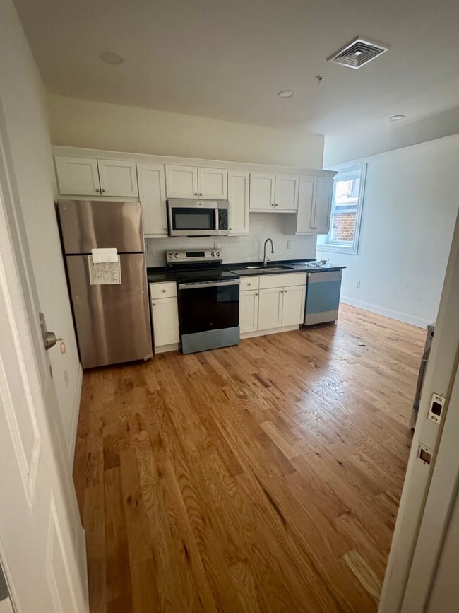 Building Photo - 157 Green St Unit 1D