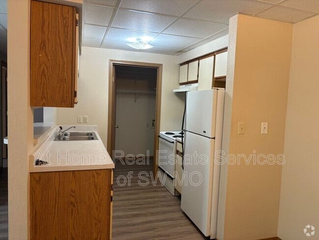 Building Photo - 722 E Bain St Rental