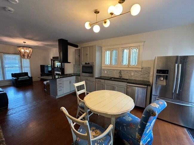 Building Photo - 1118 Hilliard Ave Unit Apt. #1