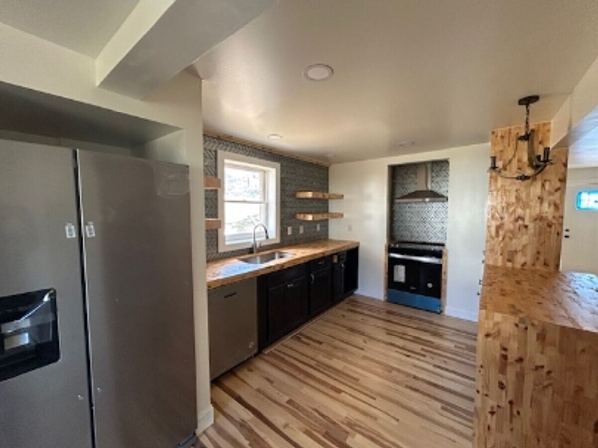 Photo - 235 E 2nd St