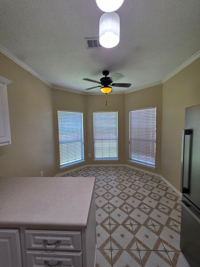Photo - MOVE IN SPECIAL - 2 WEEKS FREE RENT - 3BR ...
