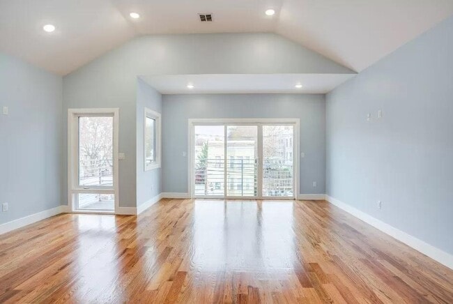 Building Photo - 251 Manhattan Ave Unit 2