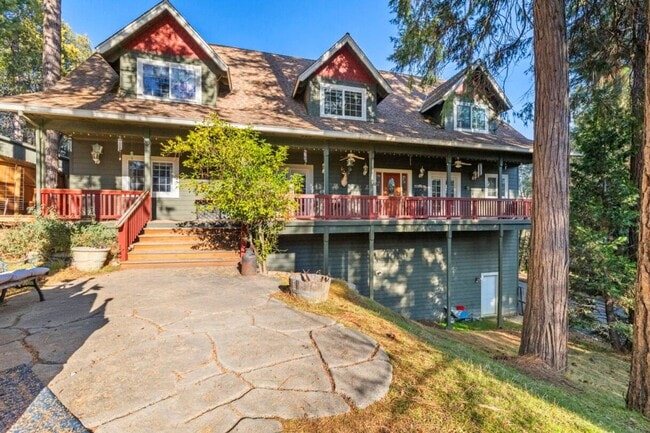 Building Photo - Beautiful large home on acerage