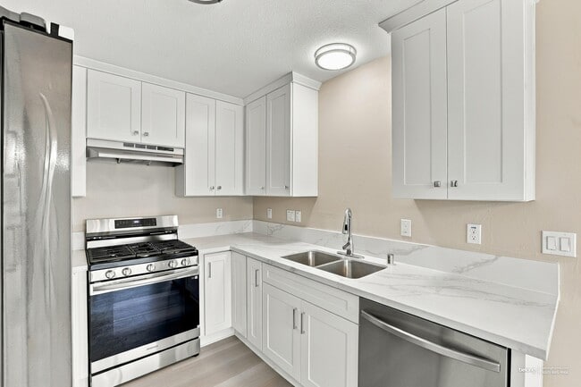 16 Greenview Ln