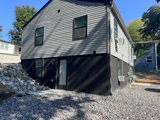 Building Photo - 19 Proctor Dr Unit 3 (studio)