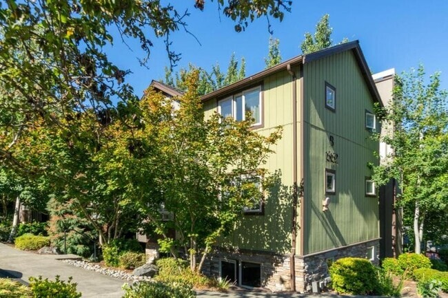 Building Photo - 1 bedroom in Redmond WA 98052 Unit 103 Rental